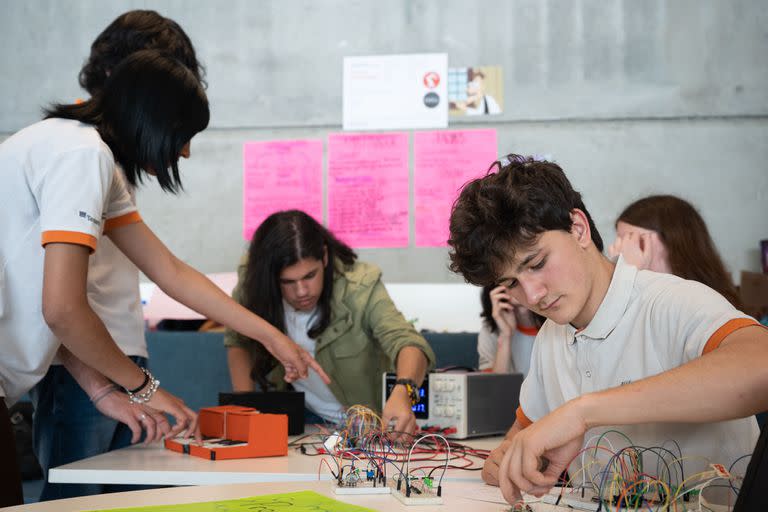 Los ganadores serán anunciados en octubre y hay dos escuelas argentinas con posibilidades de ganar, en sendas categorías; en la foto, alumnos de la Escuela Técnica Rocca