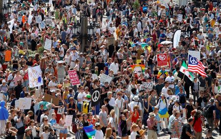 Gente se manifiesta en la protesta "el llamado de Helsinski" en contra de la reunión entre Donald Trump y Vladimir Putin. 15 de juñio 2018. REUTERS/Leonhard Foeger