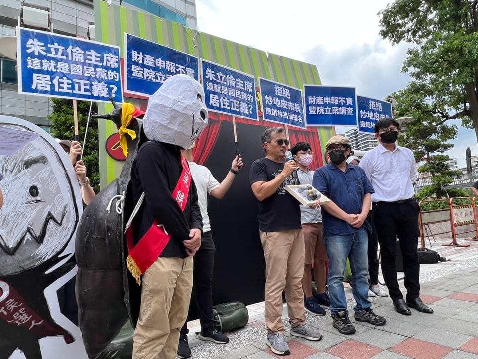 民團質疑林為洲持續炒地圈地，若是當選地方行政首長，土地開發的公平正義如何維持？圖／林汪靜攝