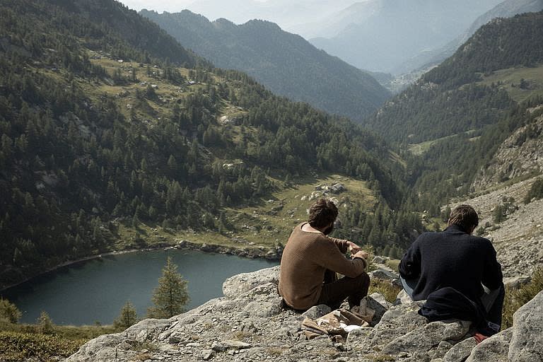 路卡馬林內利（Luca Marinelli）及亞歷山卓柏爾吉（Alessandro Borghi, 左）因為精采詮釋人生在登上壯麗高峰、感受到的悲喜交加，雙雙榮登「義大利國際影協獎」影帝