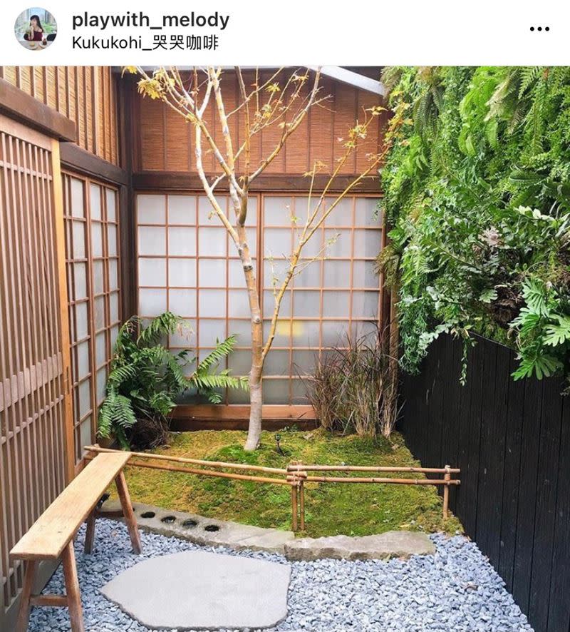 哭哭咖啡是一間小小鐵皮屋改造而成的京都「町家」風格建築，還有小小日式庭園造景，吸引許多遊客前來「偽出國」。（圖／IG：playwith_melody 授權提供）