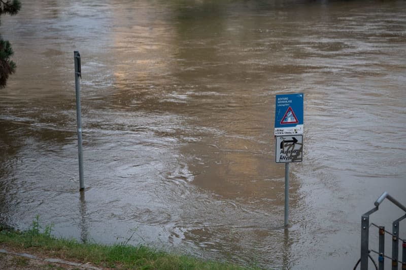 There are signs at the old town bridge in Goerlitz in the Neisse, which is overflowing. Alert level 2 has also been reached on the Neisse in Goerlitz, where the water level is 4.42 meters. Paul Glaser/dpa