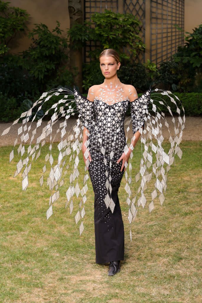 iris van herpen runway paris fashion week haute couture fallwinter 20232024