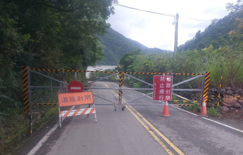 颱風來襲  台20線勤和至復興路段預警性封閉 颱風山陀兒進逼，公路局南區養護工程分局研判中央 氣象署情資，預測高雄市山區總雨量將達500毫米， 由於玉穗溪水文狀態尚未穩定，持續降雨恐誘發土石 流，自1日下午5時起預警性封閉台20線93K至98K+ 700（勤和至復興）路段。 （南區養護工程分局甲仙工務段提供） 中央社記者張已亷傳真  113年10月1日 