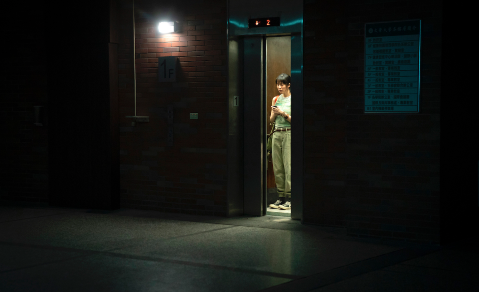 《女鬼橋2：怨鬼樓》裡的電梯場景。圖／樂到家國際娛樂　提供