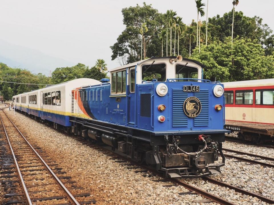 阿里山森林鐵路「栩悅號」觀光列車，藍白色基底外觀，加上黃橘色點綴，色系低調卻有帶活潑氣息。（圖：雄獅旅遊提供）