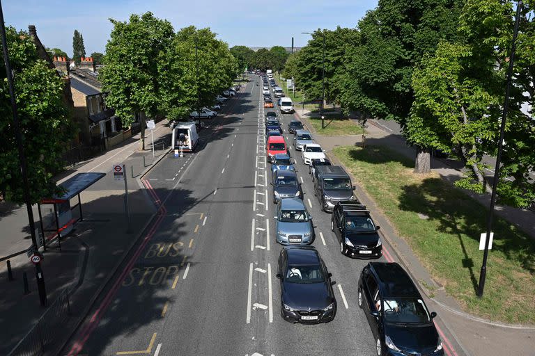 Los coches hacen cola en Twickenham mientras los viajeros se dirigen a Londres el 21 de junio de 2022 en medio de la mayor huelga ferroviaria en más de 30 años que afecta al Reino Unido. 