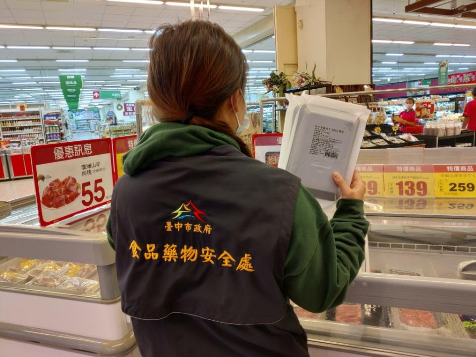 日本福島五縣食品進口，台中市政府購置輻射純鍺偵測器投入檢驗，抽驗日本食品四五二件。（記者徐義雄攝）