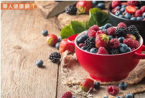 天然的熊果素多存在於一些漿果類如藍莓、草莓、蔓越莓、石榴等植物中，是幫助燃脂的好水果，但因為漿果也含有糖份，宜適量攝取。