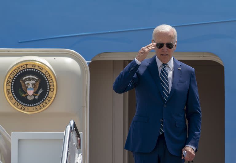 El presidente Joe Biden devuelve un saludo mientras aborda el Air Force One