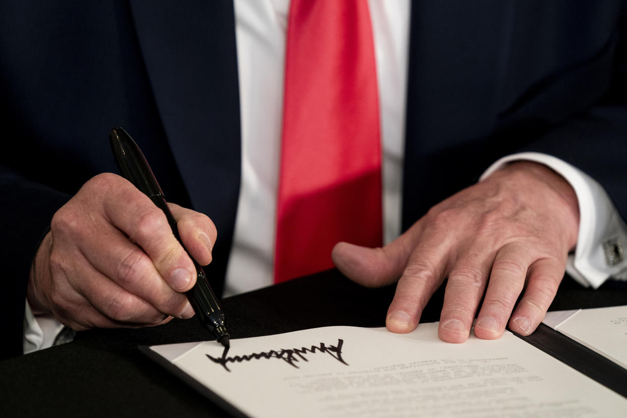 El presidente Donald Trump durante la firma de una orden ejecutiva en el Trump National Golf Club en Bedminster, Nueva Jersey, el 8 de agosto de 2020. (Anna Moneymaker/The New York Times)