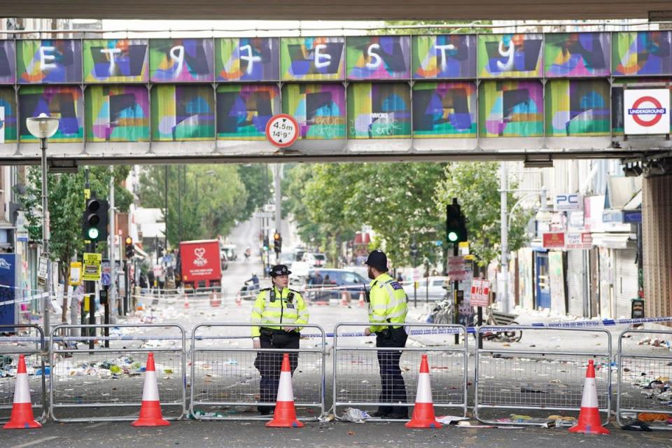 La policía en la escena en Ladbroke Grove, al oeste de Londres, donde un hombre de 21 años murió después de ser apuñalado en el último día del Carnaval de Notting Hill (PA)