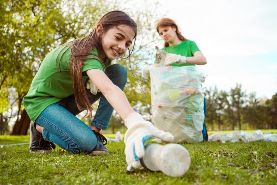 El voluntariado local puede ser una actividad para toda la familia (Getty Images)