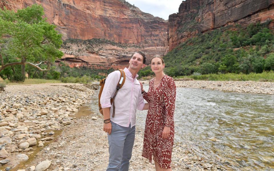 Das Ehepaar Annika (Teresa Klamert) und Markus Becker (Martin Bruchmann) versucht, in Utah ihre Beziehungskrise zu meistern. Finden die beiden wieder zueinander? Schließlich gibt es kaum einen romantischeren Ort als den Grand Canyon. (Bild: )