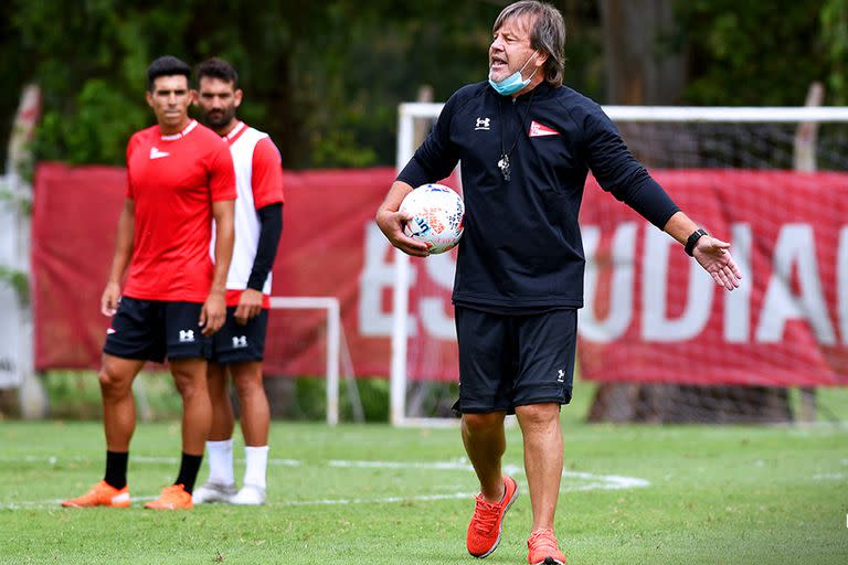 El Ruso Zielinski dirige una práctica de Estudiantes de La Plata; con el nuevo DT, el plantel aumentó los entrenamientos, con dos turnos por jornada.