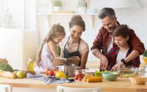 Slow Food bedeutet bewusster Genuss von Lebensmitteln, die ökologisch, nachhaltig und unter fairen Bedingungen hergestellt werden. Diese bewusste und verantwortungsvolle Bewegung für mehr Genuss steht im Gegensatz zur Fast-Food-Mentalität. Denn mit Slow Food wird die Kultur des Essens und Trinkens zelebriert und der wahre Wert von Lebensmitteln gewürdigt. (Bild: iStock/deniskomarov)