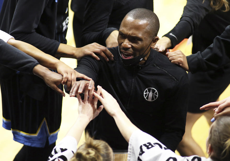 Chicago Sky head coach James Wade talks with his players in a huddle during their game on May 15, 2021. (AP Photo/Daniel Kucin Jr.)