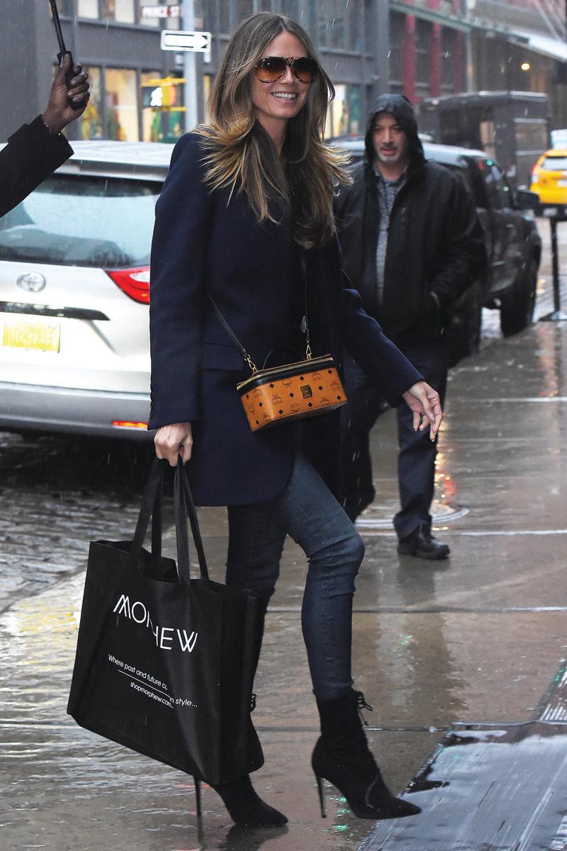 <p>Elegant: An einem eher kühlen Tag in New York trägt Heidi Klum Ankle Boots mit hohen Absätzen, schmal geschnittene Blue Jeans und einen lässigen Mantel in Blau. Dazu kombiniert sie natürlich Sonnenbrille und eine auffällige Tasche in Boxform von MCM.<br> (Bild-Copyright: Josiah Kamau/BuzzFoto via Getty Images) </p>