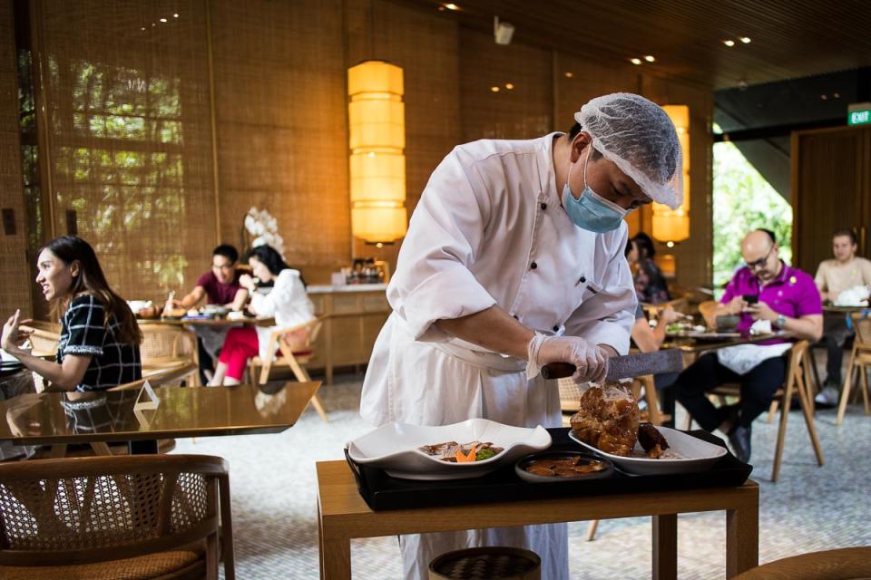 Tableside duck carving (PHOTO: Zat Astha/Yahoo Lifestyle SEA)