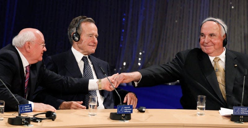 Gorbachev, George H. W. Bush, and Helmut Kohl at a 2009 ceremony to mark the 20-year anniversary of the fall of the Berlin wall.