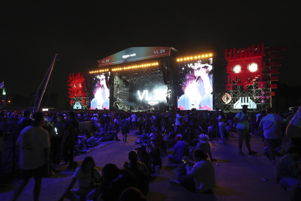 El público en el escenario principal del festival Vive Latino en el Festival Vive Latino en la Ciudad de México el domingo 17 de marzo de 2024. (Foto AP/Ginnette Riquelme)