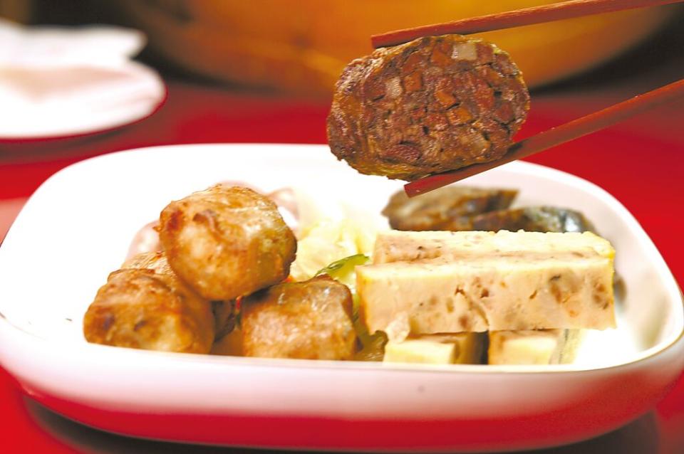 〈豬肝捲〉內餡是以蒜頭和辛香料調味的豬肝和絞肉，外層是豬網油。圖／姚舜
