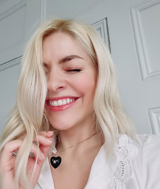 holly-willoughby-selfie