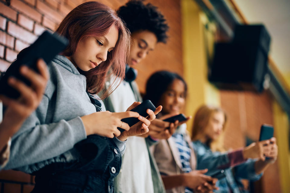 Las adolescentes se enfrentan en sus escuelas una explosión de desnudos ultrafalsos. Foto: Getty Images. 