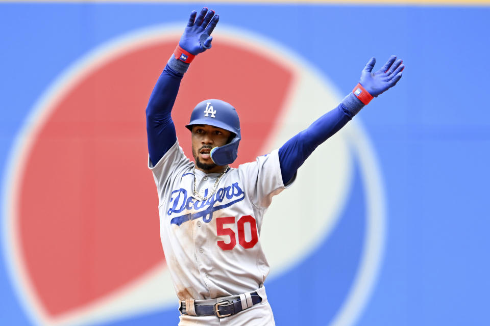 Mookie Betts, de los Dodgers de Los Ángeles, festeja luego de batear un doble de dos carreras ante los Guardianes de Cleveland, el jueves 24 de agosto de 2023, cuando se reanudó un juego suspendido por lluvia (AP Foto/Nick Cammett)