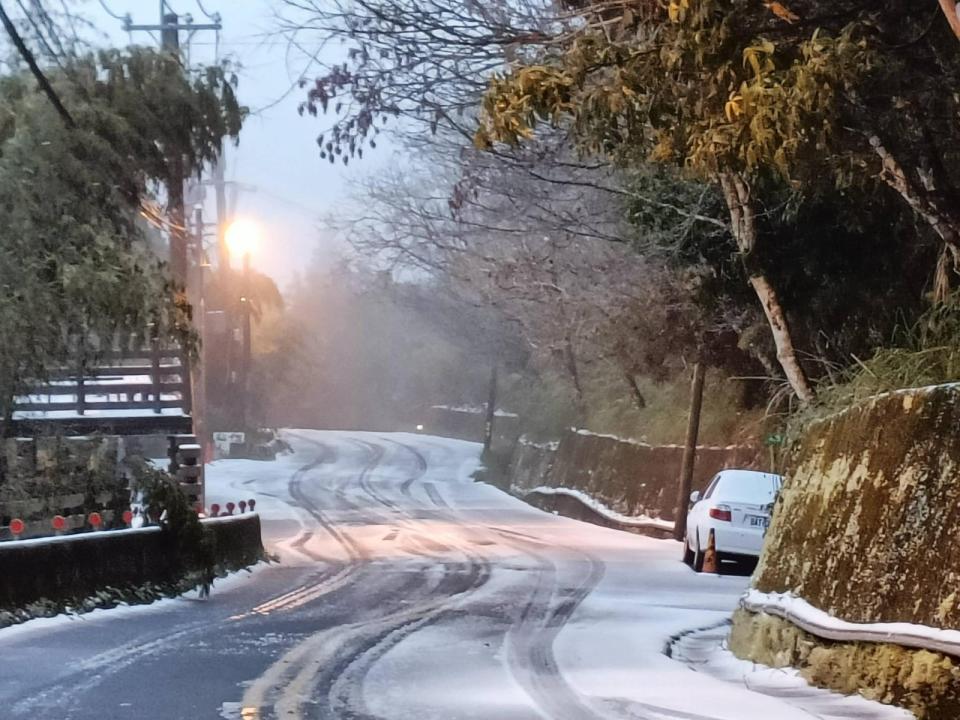 寒流發威，新竹尖石鄉一早下雪，地面積起厚厚白雪。翻攝自「綠木頭」咖啡館臉書粉專