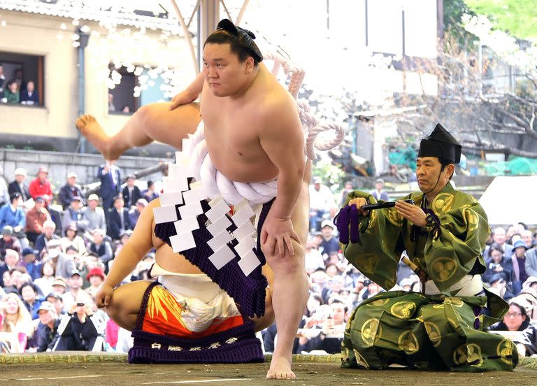 Hakuho realiza un 