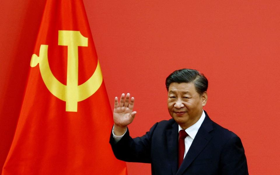 FILE PHOTO: Chinese President Xi Jinping waves after his speech as the new Politburo Standing Committee members meet the media following the 20th National Congress of the Communist Party of China, at the Great Hall of the People in Beijing, China October 23, 2022. REUTERS/Tingshu Wang/File Photo - TINGSHU WANG/Reuters