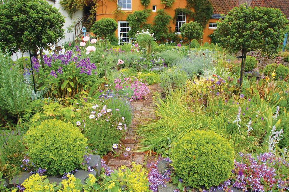 15. EMBRACE COTTAGE-STYLE PLANTING FOR YOUR GARDEN DESIGN IDEAS