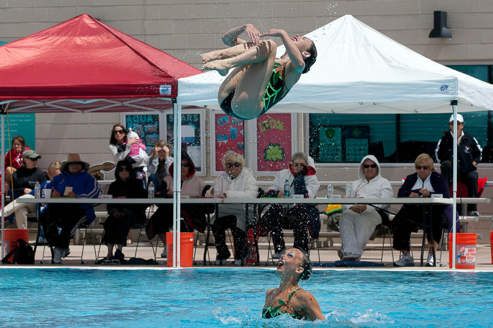 Gillian Brassil dando una voltereta en una competencia en Mesa, Arizona, en 2012. (Brian Horii vía The New York Times)