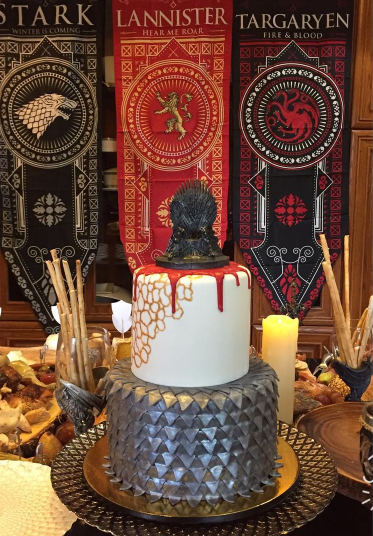 Wie diese zweistöckige Torte eindrucksvoll zeigt, scheint der eiserne Thron ein besonders beliebtes Motiv unter den “Game of Thrones”-Bäckern zu sein. Wenig verwunderlich, wenn man bedenkt, dass es schließlich darum geht, wer ihn am Ende besteigt und über die sieben Königslande herrscht. (Bild-Copyright: rockstarpastries/Instagram)