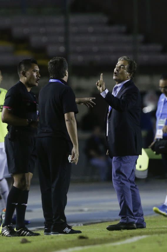 Honduras' head coach Jorge Luis Pinto, right, argues with Panama's head coach Hernan Dario Gomez, center, during a Central America Cup soccer match in Panama City, Tuesday, Jan. 17, 2017. (AP Photo/Arnulfo Franco)