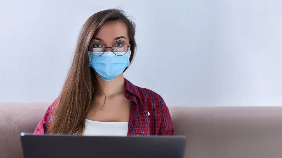 Colocar algo absorbente entre la mascarilla y las gafas puede ayudar a solucionar el problema. (Foto: Shutterstock) 