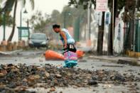 <p>Una mujer se desplaza con una maleta bajo la lluvia que trae el huracán Irma en Fajardo, Puerto Rico, el 7 de septiembre de 2017 (AFP | Ricardo ARDUENGO) </p>