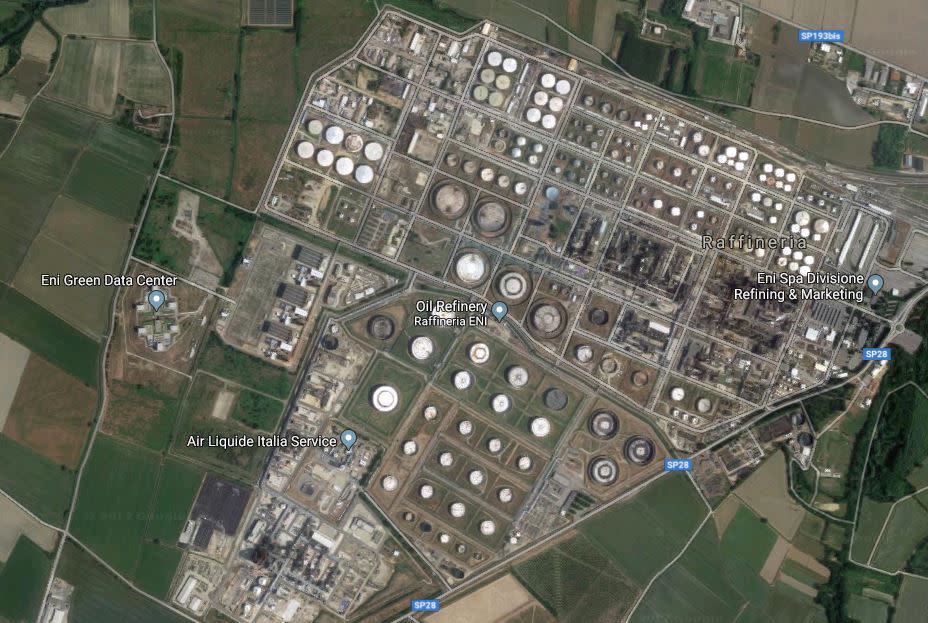 <p>Il data center è situato tra Ferrera Erbognone e Sannazzaro de Burgondi, in provincia di Pavia. A fianco c’è la raffineria (foto: Google Maps) </p>