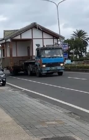 ▲屏東恆春驚見拖板車運小木屋。（圖／翻攝社會事影音）