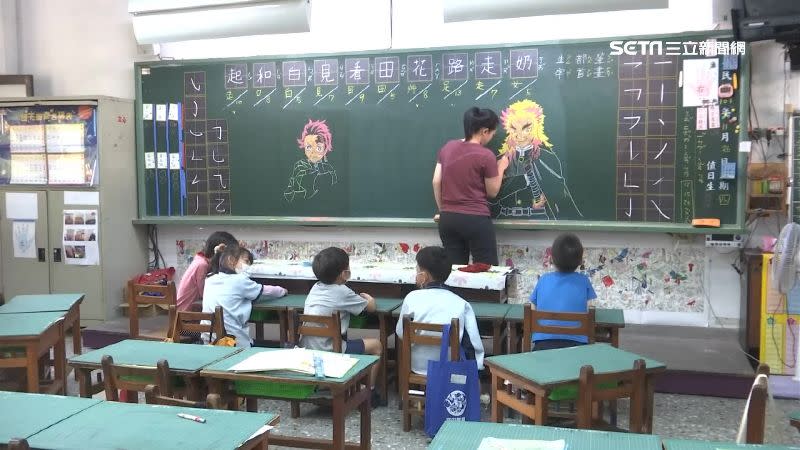 學生們目不轉睛地看著老師作畫。