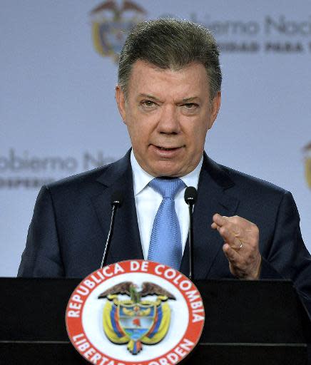 Foto divulgada por la presidencia colombiana muestra al mandatario Juan Manuel Santos anunciando la ratificación de la destitución del alcalde de Bogotá, Gustavo Petro, en Bogotá el 19 de marzo de 2014. (PRESIDENCIA/AFP | Javier Casella)