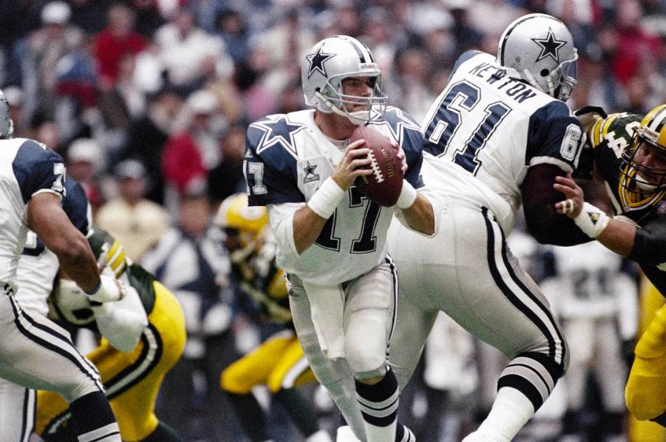 Dallas Cowboys quarterback Jason Garrett looks for a receiver downfield in the first quarter against the Green Bay Packers in Irving, Texas on Thursday, Nov. 24, 1994. Garrett had 311 passing yards in his first start this year. Dallas won, 42-31. (AP Photo/Pat Sullivan)