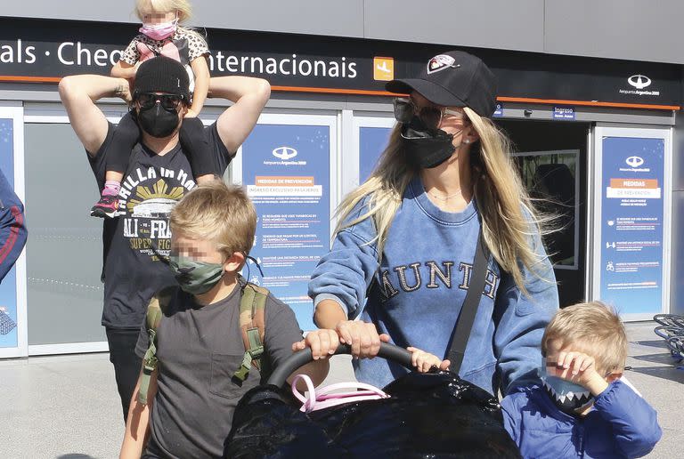 Luisana Lopilato y Michael Bublé llegando a Argentina con sus hijos