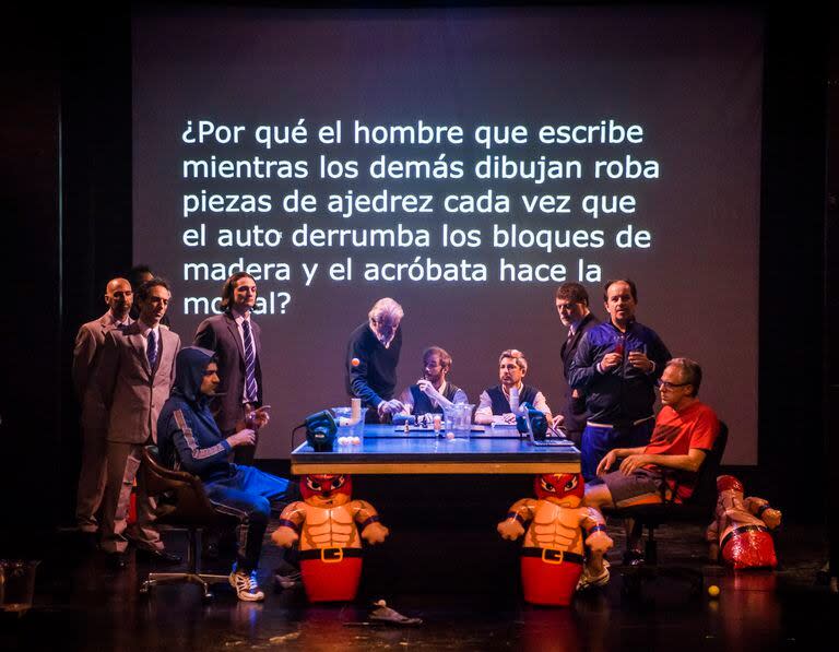 León escribe en escena lo que los actores representan en vivo