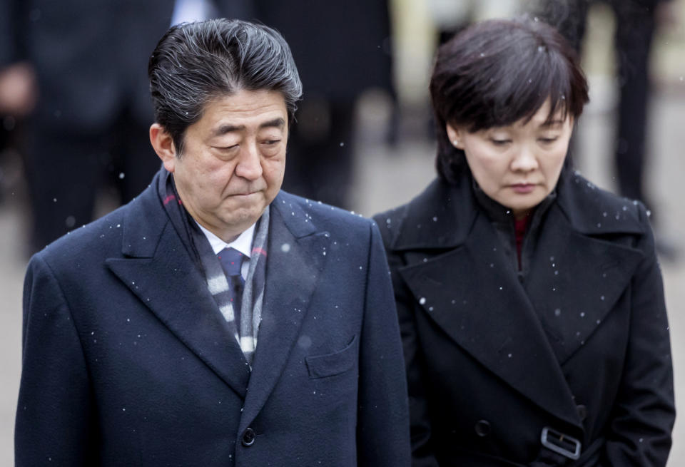 安倍晉三夫婦(AP Photo/Liusjenas Kulbis, File)