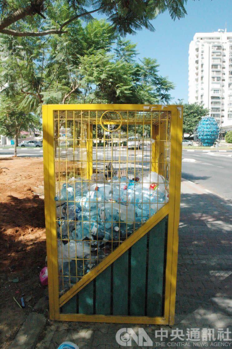 圖為以色列特拉維夫市政府在各街頭放置回收塑膠瓶的鐵籠。(資料照)