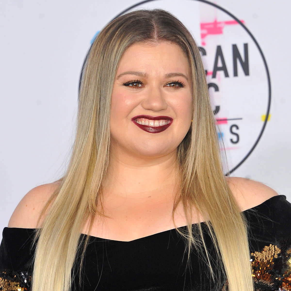 Kelly Clarkson at the 2017 American Music Awards