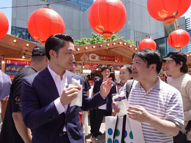 蔣萬安東京晴空塔下體驗寧夏夜市氣氛 台北市長蔣萬安一行18日到東京晴空塔下的「台灣 祭」美食活動現場，訪視首度與台北市寧夏夜市合作 的台灣祭活動，現場與日本好友吃花生捲冰淇淋。 中央社記者楊明珠東京攝  113年5月18日 