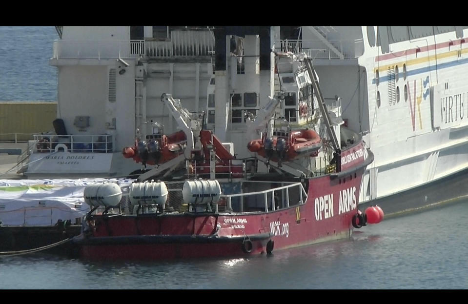 En esta imagen tomada de un video, un barco de la ONG española Open Arms, amarrado en el puerto de la ciudad de Larnaca, en Chipre, el 11 de marzo de 2024. (AP Foto)